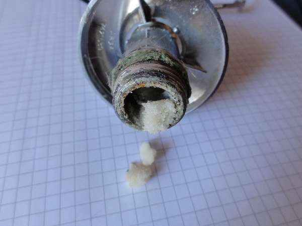 BAU.DE / BAU-Forum: 1. Bild zu Frage "weißes Pulver (vermutlich Kalk) setzt Perlatoren zu." im BAU-Forum "Installation: Elektro, Gas, Wasser, Fernwärme etc." BAU.DE / BAU-Forum: 1. Bild zu Frage "weißes Pulver (vermutlich Kalk) setzt Perlatoren zu." im BAU-Forum "Installation: Elektro, Gas, Wasser, Fernwärme etc."