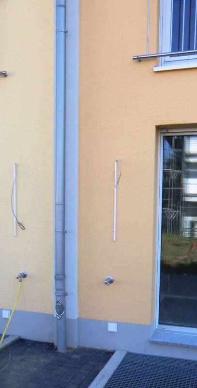 BAU.DE / Forum: 1. Bild zu Frage "Steckdose in der Außenfassade direkt unter dem Wasseranschluss" im Forum "Installation: Elektro, Gas, Wasser, Fernwärme etc."