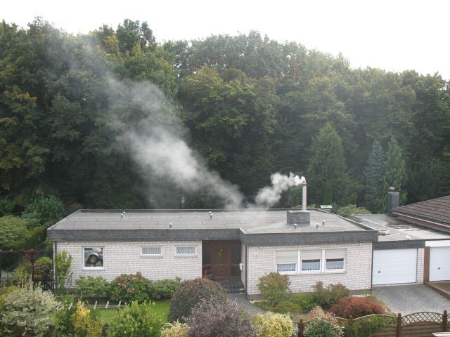 BAU.DE / BAU-Forum: 1. Bild zu Antwort "Rauchentwicklung Kamin: Gespr&auml;ch mit dem Fachmann suchen" auf die Frage "Starke Rauchentwicklung vom Nachbarkamin: Ursachen, L&ouml;sungen & Gespr&auml;ch suchen?" im BAU-Forum "Kamin und Kachelofen"