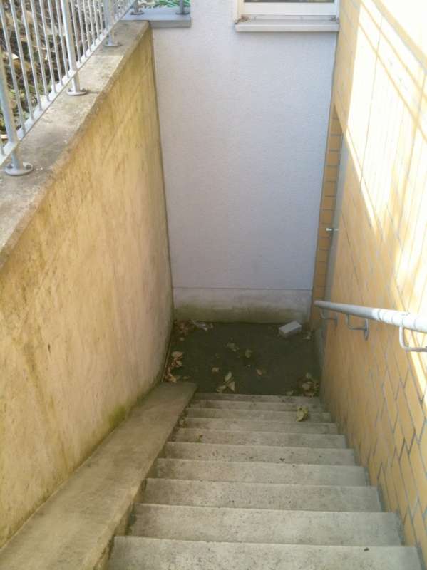 BAU.DE / BAU-Forum: 2. Bild zu Frage "Feuchtigkeit am Sockel Kelleraußentreppe wandert ins Haus" im BAU-Forum "Keller"
