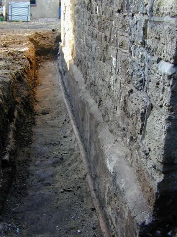 BAU.DE / BAU-Forum: 1. Bild zu Antwort "Freilegung Bruchsteinsockel: Ziegelkante ohne Verbund zum Fundament" auf die Frage "Bruchsteinsockel abdichten oder offen lassen? Ziegelkante sanieren &ndash; Kosten & Risiken" im BAU-Forum "Keller"