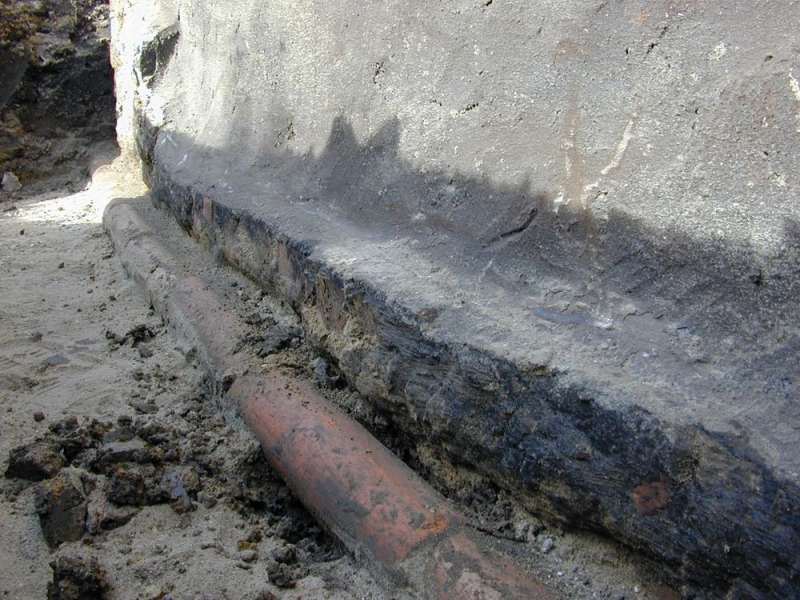 BAU.DE / BAU-Forum: 2. Bild zu Antwort "Freilegung Bruchsteinsockel: Ziegelkante ohne Verbund zum Fundament" auf die Frage "Bruchsteinsockel abdichten oder offen lassen? Ziegelkante sanieren &ndash; Kosten & Risiken" im BAU-Forum "Keller"