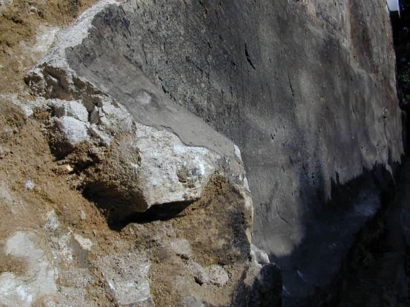 BAU.DE / BAU-Forum: 5. Bild zu Antwort "Freilegung Bruchsteinsockel: Ziegelkante ohne Verbund zum Fundament" auf die Frage "Bruchsteinsockel abdichten oder offen lassen? Ziegelkante sanieren &ndash; Kosten & Risiken" im BAU-Forum "Keller"