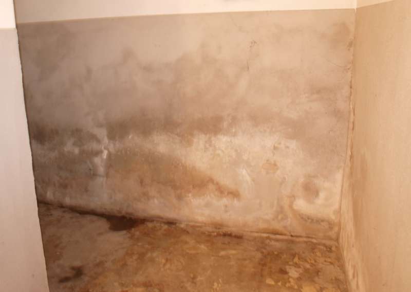 BAU.DE / BAU-Forum: 2. Bild zu Frage "Feuchtigkeit im Keller (Bj. 1968): Ursachen, Sanierung & Kosten bei Hanglage?" im BAU-Forum "Keller"