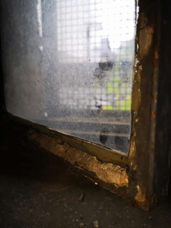 Bild zum Forumsbeitrag: Alte Kellerfenster mit Metallrahmen, welcher Kleber/Dichtung ?