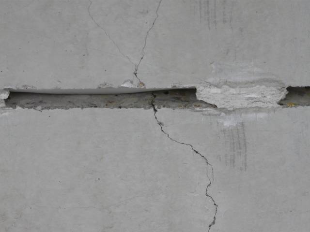 BAU.DE / BAU-Forum: 1. Bild zu Frage "Risse in Stahlbetondecke: Ursachen, Bewertung & Sanierung &ndash; Was tun bei Neubau?" im BAU-Forum "Neubau"