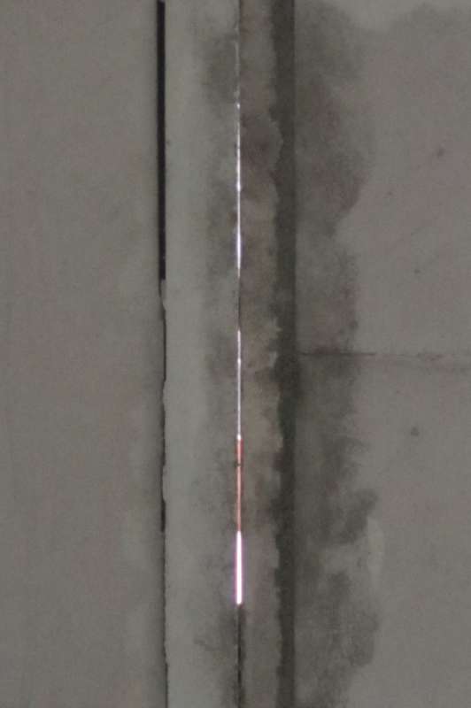 BAU.DE / BAU-Forum: 1. Bild zu Frage "Vertikale Mauerfugen Kfw55-Bau korrekt? Man sieht nach drau&szlig;en" im BAU-Forum "Neubau"