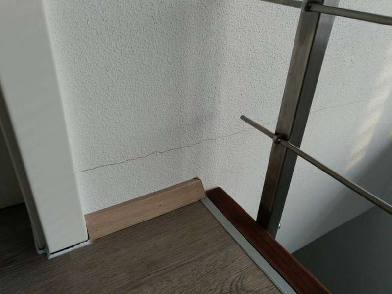 BAU.DE / BAU-Forum: 2. Bild zu Frage "Risse in Wand und Decke  -  Baupfusch?" im BAU-Forum "Neubau"