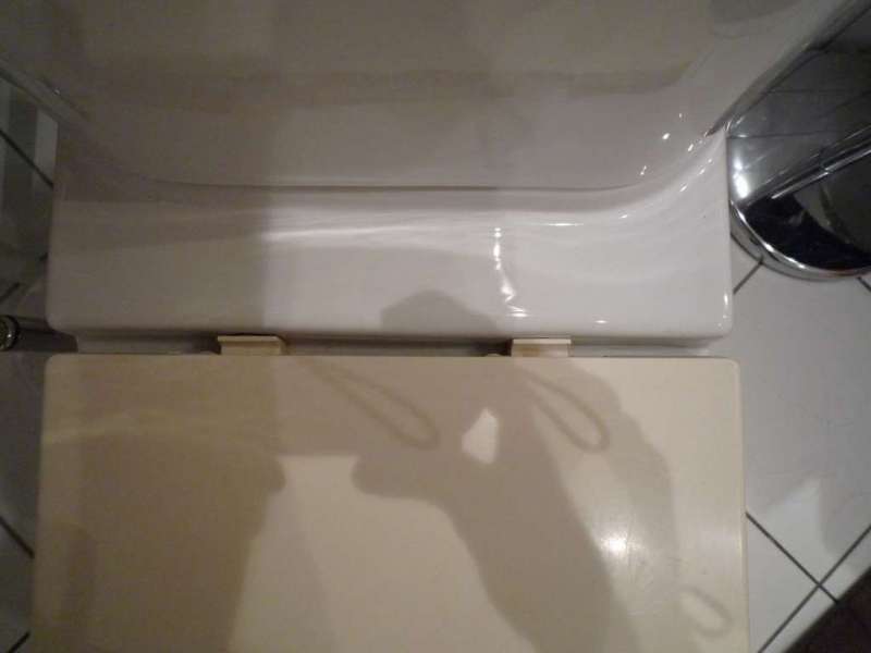 BAU.DE / BAU-Forum: 2. Bild zu Frage "WC-Sitz von hinten geschraubt: Gala-Sp&uuml;lkasten, Befestigung & Alternativen finden?" im BAU-Forum "Sanit&auml;r, Bad, Dusche, WC"
