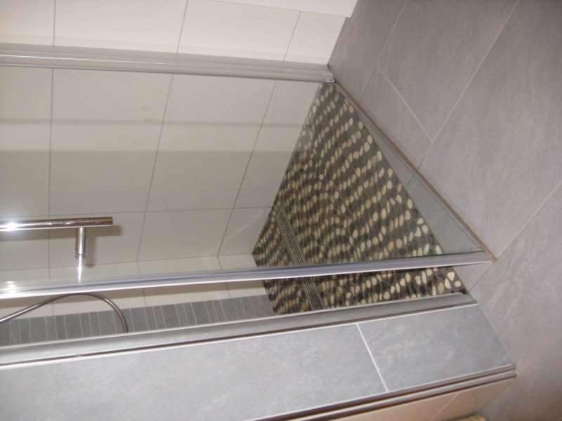 BAU.DE / BAU-Forum: 1. Bild zu Frage "Undichte Duschrinne & Duscht&uuml;r: Ursachen, Abdichtung & Alternativen zur Probleml&ouml;sung?" im BAU-Forum "Sanit&auml;r, Bad, Dusche, WC"