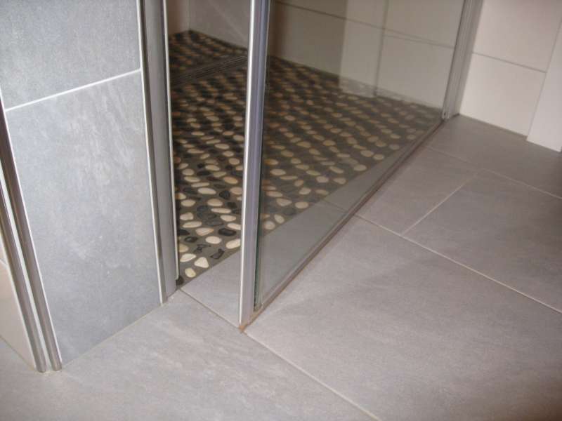 BAU.DE / BAU-Forum: 2. Bild zu Frage "Undichte Duschrinne & Duscht&uuml;r: Ursachen, Abdichtung & Alternativen zur Probleml&ouml;sung?" im BAU-Forum "Sanit&auml;r, Bad, Dusche, WC"