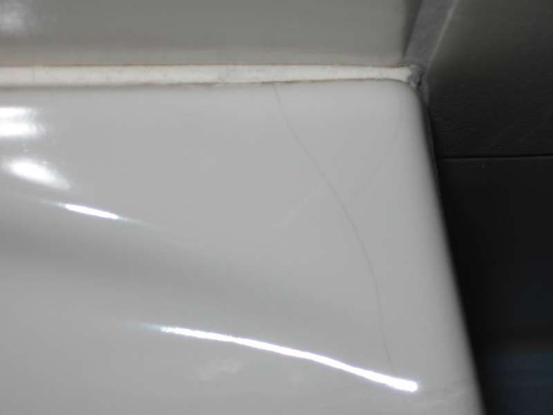 BAU.DE / BAU-Forum: 2. Bild zu Frage "Haarrisse am H&auml;nge-WC: Ursachen, Risiken & Fachm&auml;nnische Reparatur?" im BAU-Forum "Sanit&auml;r, Bad, Dusche, WC"