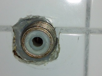 BAU.DE / BAU-Forum: 2. Bild zu Antwort "Die fehlende Dichtungsmanschette versucht man anscheinend..." auf die Frage "Wandurchführung Dusche" im BAU-Forum "Sanitär, Bad, Dusche, WC"