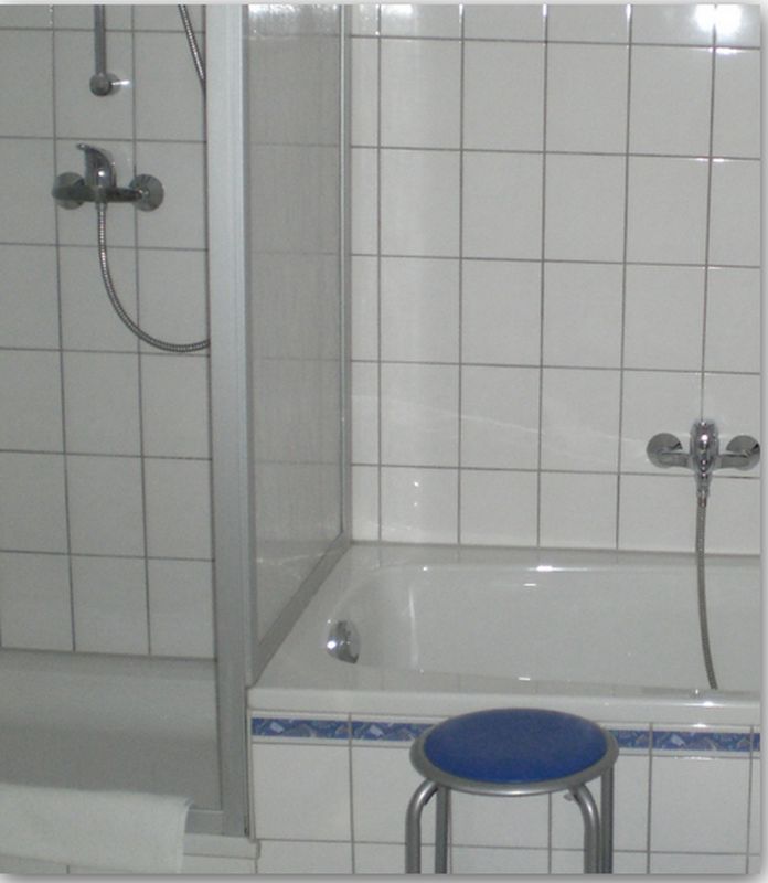 BAU.DE / BAU-Forum: 1. Bild zu Antwort "Fliesenarbeiten.." auf die Frage "Toleranz bei Sanitäreinbauten / Duschwanne" im BAU-Forum "Sanitär, Bad, Dusche, WC"