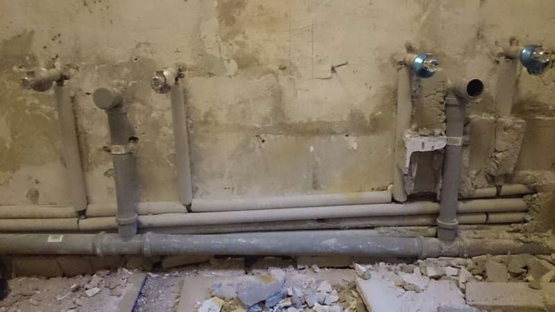 BAU.DE / BAU-Forum: 1. Bild zu Frage "Waschbecken an Sammelleitung richtig anschließen" im BAU-Forum "Sanitär, Bad, Dusche, WC"