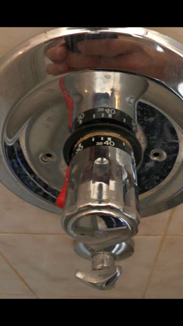 BAU.DE / BAU-Forum: 2. Bild zu Frage "Um welches Duschthermostat handelt es sich? Geschätzte 30 Jahre alt" im BAU-Forum "Sanitär, Bad, Dusche, WC"
