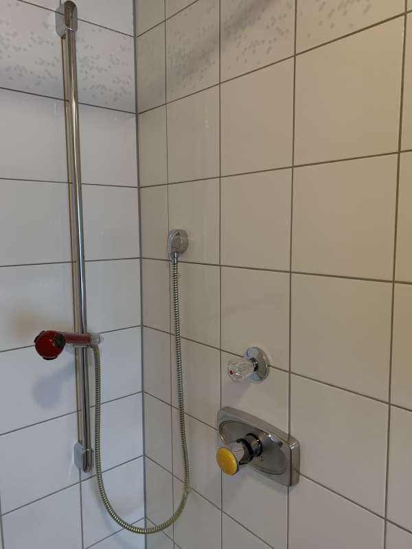 BAU.DE / BAU-Forum: 1. Bild zu Frage "Welche Dusch-Armatur brauche ich hierfür (siehe Foto)?" im BAU-Forum "Sanitär, Bad, Dusche, WC"