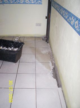 BAU.DE / BAU-Forum: 1. Bild zu Antwort "Wirtschaftsraum Bild 2 ..." auf die Frage "Nasse Innenwand Ursache unklar: Was tun bei Feuchtigkeit, Schimmel & Wasserschaden?" im BAU-Forum "Modernisierung / Sanierung / Bausch&auml;den"