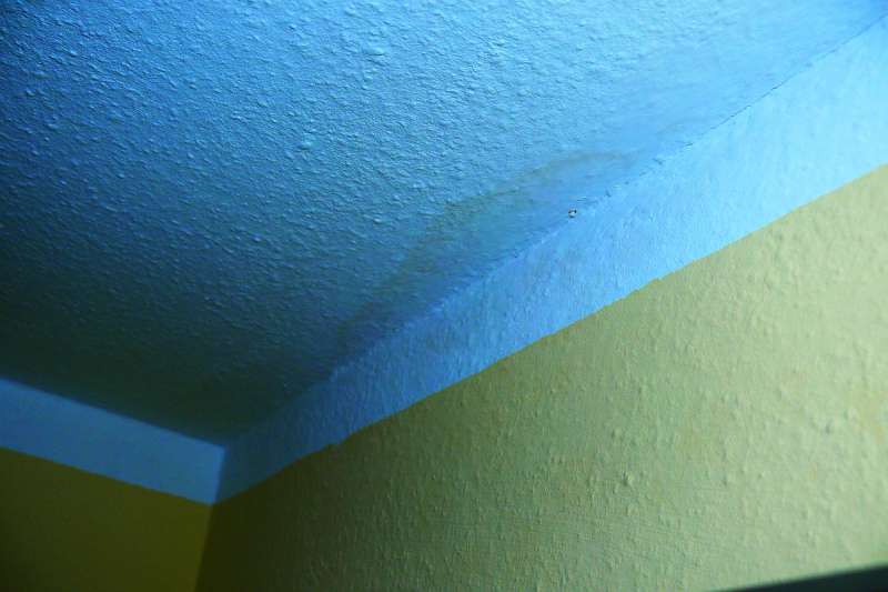 BAU.DE / BAU-Forum: 1. Bild zu Antwort "Feuchtigkeitsschaden: Dichtungsb&auml;nder an Fenstern fehlen!" auf die Frage "Feuchtigkeit &uuml;ber Fenster im Reihenhaus: Ursachen, Sanierung & Kosten f&uuml;r Fassade?" im BAU-Forum "Modernisierung / Sanierung / Bausch&auml;den"