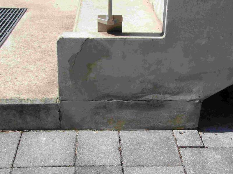 BAU.DE / BAU-Forum: 1. Bild zu Frage "Fertigbetontreppe Ausbruch: Ursachen, Reparatur mit Betonspachtel & Fachfirma finden?" im BAU-Forum "Modernisierung / Sanierung / Bauschäden" BAU.DE / BAU-Forum: 1. Bild zu Frage "Fertigbetontreppe Ausbruch: Ursachen, Reparatur mit Betonspachtel & Fachfirma finden?" im BAU-Forum "Modernisierung / Sanierung / Bauschäden"