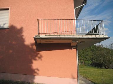 BAU.DE / BAU-Forum: 2. Bild zu Frage "Riss in Balkon (Kragplatte)" im BAU-Forum "Modernisierung / Sanierung / Bauschäden"