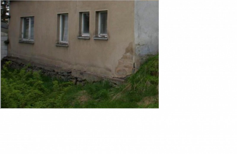 Bild zum BAU-Forumsbeitrag: lose Steine unter Bodenplatte bei in Hang gebautem Haus im Forum Modernisierung / Sanierung / Bauschäden