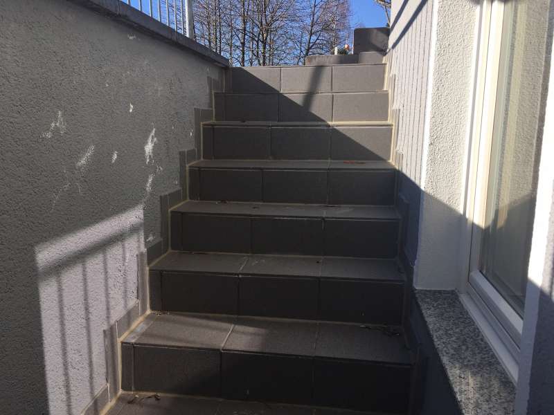 BAU.DE / BAU-Forum: 3. Bild zu Frage "Feuchtigkeitsschaden Kelleraußentreppe" im BAU-Forum "Modernisierung / Sanierung / Bauschäden"