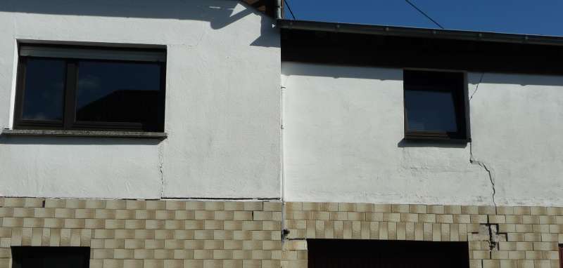 BAU.DE / BAU-Forum: 1. Bild zu Frage "Setzrisse & 2 tragende Wände mit Rissen & Bodenplatte gerissen" im BAU-Forum "Modernisierung / Sanierung / Bauschäden"