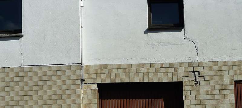 BAU.DE / BAU-Forum: 2. Bild zu Frage "Setzrisse & 2 tragende Wände mit Rissen & Bodenplatte gerissen" im BAU-Forum "Modernisierung / Sanierung / Bauschäden"