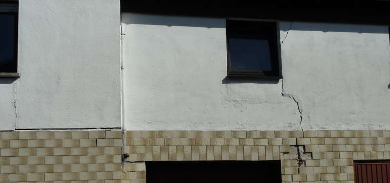 Bild zum BAU-Forumsbeitrag: Setzrisse & 2 tragende Wände mit Rissen & Bodenplatte gerissen im Forum Modernisierung / Sanierung / Bauschäden