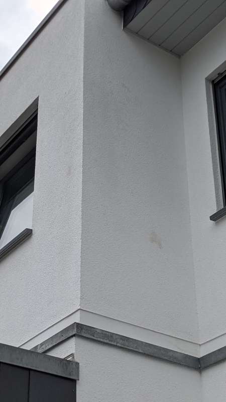 BAU.DE / BAU-Forum: 1. Bild zu Frage "Gelbebraune Flecken an der Fassade nach Regen" im BAU-Forum "Modernisierung / Sanierung / Bauschäden"