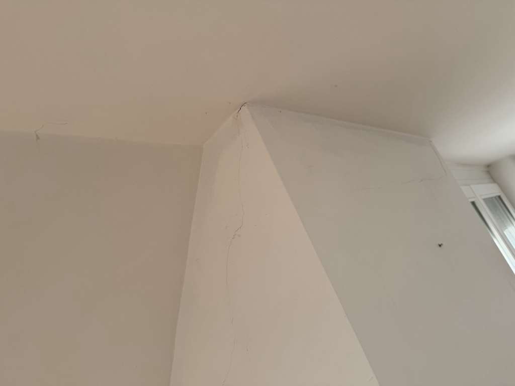 Bild zum BAU-Forumsbeitrag: Riss in Außenwand (zwischen Decke und Wand) im DG im Forum Modernisierung / Sanierung / Bauschäden