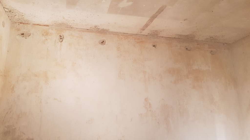 BAU.DE / BAU-Forum: 2. Bild zu Frage "Metallbleche in Kellerwand - Rost nach Wasserschaden behandeln?" im BAU-Forum "Modernisierung / Sanierung / Bauschäden"