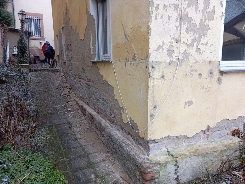 BAU.DE / BAU-Forum: 2. Bild zu Frage "Richtige Höhe der Horizontalsperre bei einem Haus in Hanglage?" im BAU-Forum "Modernisierung / Sanierung / Bauschäden" BAU.DE / BAU-Forum: 2. Bild zu Frage "Richtige Höhe der Horizontalsperre bei einem Haus in Hanglage?" im BAU-Forum "Modernisierung / Sanierung / Bauschäden"