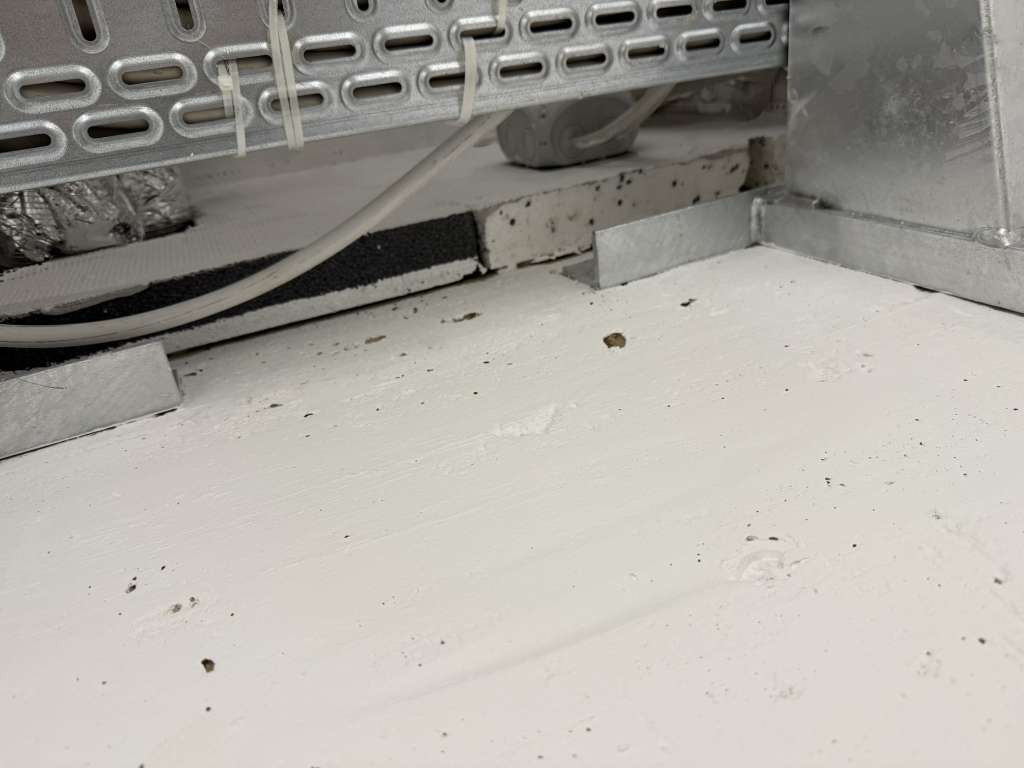 BAU.DE / BAU-Forum: 1. Bild zu Frage "Unverputzte Dämmplatten in Neubau-Eigentumswohnung: Zulässig oder mangelhaft?" im BAU-Forum "Sonstige Themen"