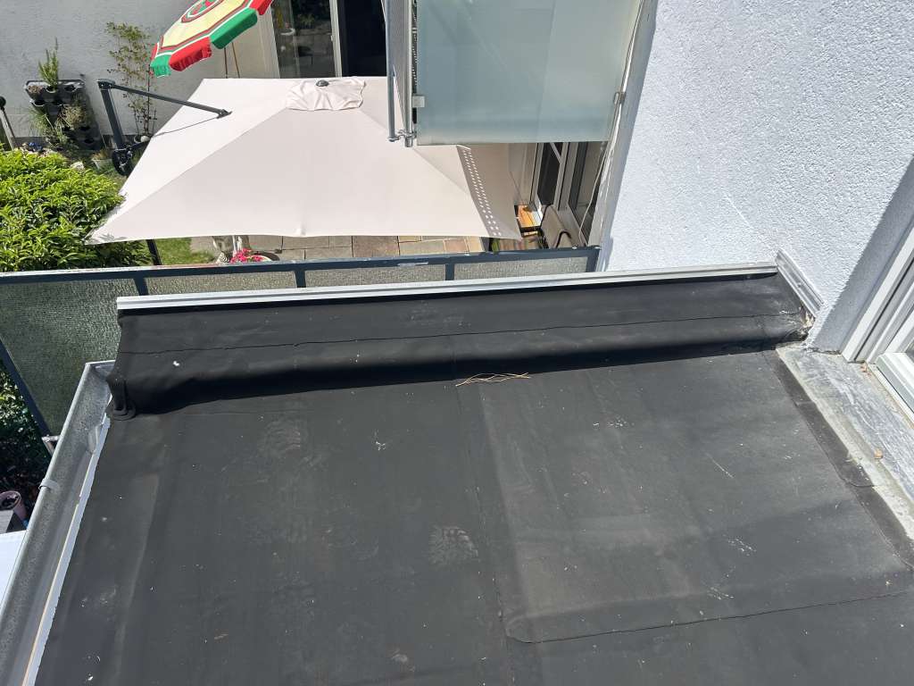 BAU.DE / BAU-Forum: 3. Bild zu Frage "Balkonbelag auf Bitumenbahn: Triflex oder Watec 3e mit Dünnbettverfahren?" im BAU-Forum "Sonstige Themen"
