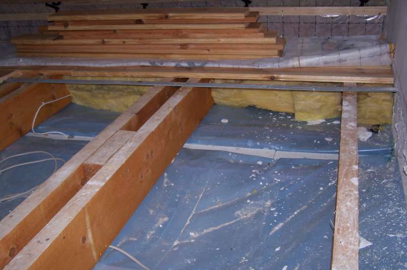 BAU.DE / BAU-Forum: 2. Bild zu Frage "Öffnung in Holzbalkendecke für Treppe zum Dachboden herstellen  -  Sparren entfernen" im BAU-Forum "Treppen, Rampen, Leitern"