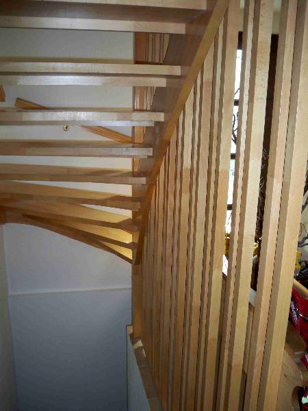 BAU.DE / BAU-Forum: 1. Bild zu Antwort "Gesamtansicht" auf die Frage "Holztreppe (Leimholz?) reißt!" im BAU-Forum "Treppen, Rampen, Leitern"