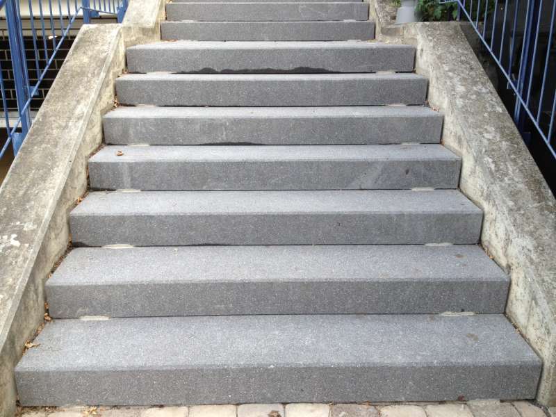 Bild zum BAU-Forumsbeitrag: Außen-Treppe mit Schlitzen! Welcher Zweck steckt dahinter? im Forum Treppen, Rampen, Leitern
