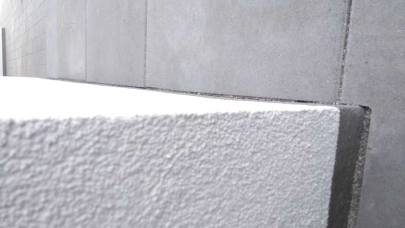 BAU.DE / BAU-Forum: 1. Bild zu Frage "Trennung Außentreppe Blockstufen/Platten zu Fassade" im BAU-Forum "Treppen, Rampen, Leitern"