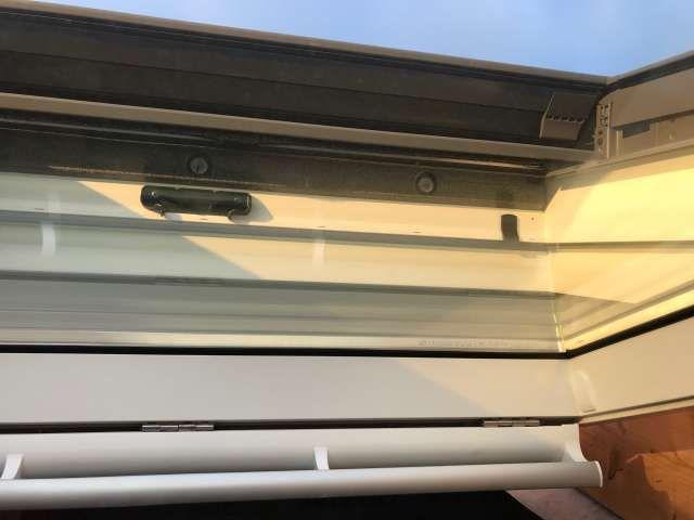 Bild zum Inserat: Velux Klapp-Schwingfenster PK06 (94x118) weiß plus Rollladen SML