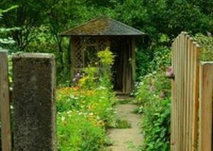 Ein Gartenhaus als Bereicherung für das Grundstück - Bild von Wolfgang Eckert auf Pixabay