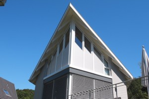 Schr&auml;grollladen: Die smarte L&ouml;sung f&uuml;r Fenster mit Winkel