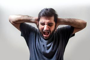 Antidröhnstreifen sind selbstklebende Streifen, die in der Bauindustrie verwendet werden, um den Schall, der durch Regen oder andere mechanische Einwirkungen auf Metall- oder Kunststoffoberflächen entsteht, zu dämpfen.