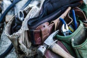 Ausrüstung bezeichnet die Sammlung oder das Set von Werkzeugen, Geräten, Maschinen oder anderen Gegenständen, die für eine bestimmte Tätigkeit, Aufgabe oder Arbeit erforderlich sind.