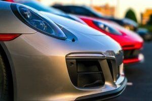 Ein Auto, auch als PKW (Personenkraftwagen) bezeichnet, ist ein Kraftfahrzeug mit vier Rädern, das hauptsächlich zum Transport von Personen verwendet wird.