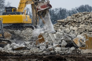 Baustaub bezeichnet den entstehenden Staub und Schmutz auf einer Baustelle, der durch Bauarbeiten wie S&auml;gen, Schleifen oder Stemmen entsteht und gesundheitssch&auml;dlich sein kann.