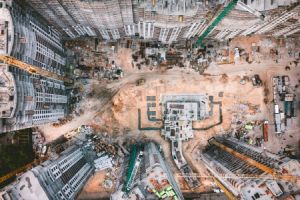 Warum auf Baustellen so viel Zeit verloren geht und wie effiziente Logistik Abläufe wirklich beschleunigt - Bild: Ivan Bandura / Unsplash