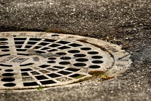 Eine Bodenluke ist eine mechanische Zugangsvorrichtung, die meist bündig in Bodenflächen integriert wird, um darunterliegende Technikräume, Schächte oder Versorgungseinheiten erreichbar zu machen.