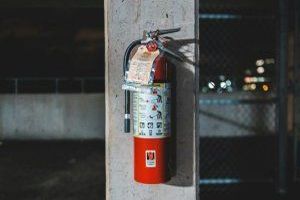 Ein Brandschutzkonzept ist ein strukturierter Plan oder eine Strategie, die entwickelt wird, um Brände zu verhindern, zu erkennen, zu bekämpfen und ihre Auswirkungen zu minimieren.